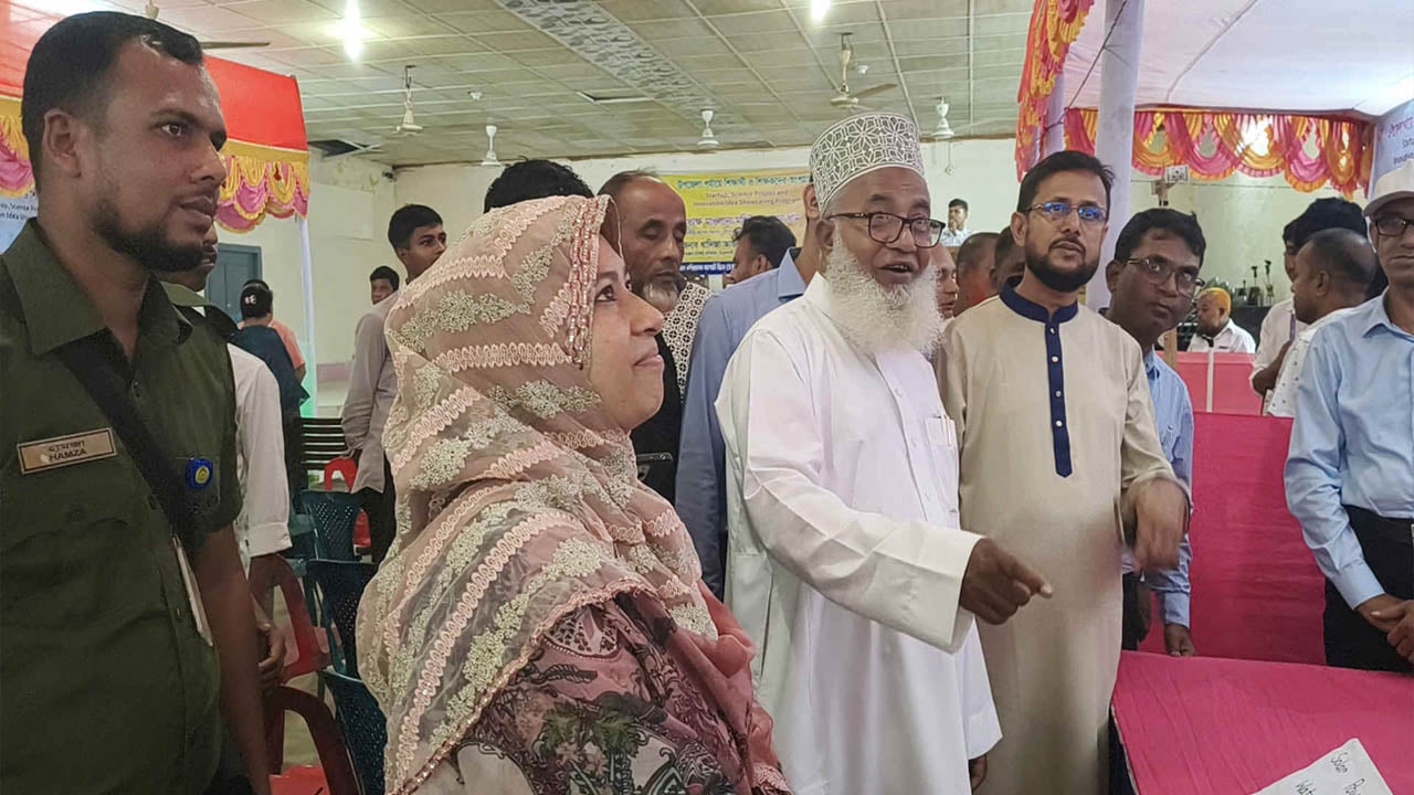 চিতলমারীতে উদ্ভাবনী চিন্তা ও বিজ্ঞানচর্চা স্টল পরিদর্শন এমপি মশিউরের