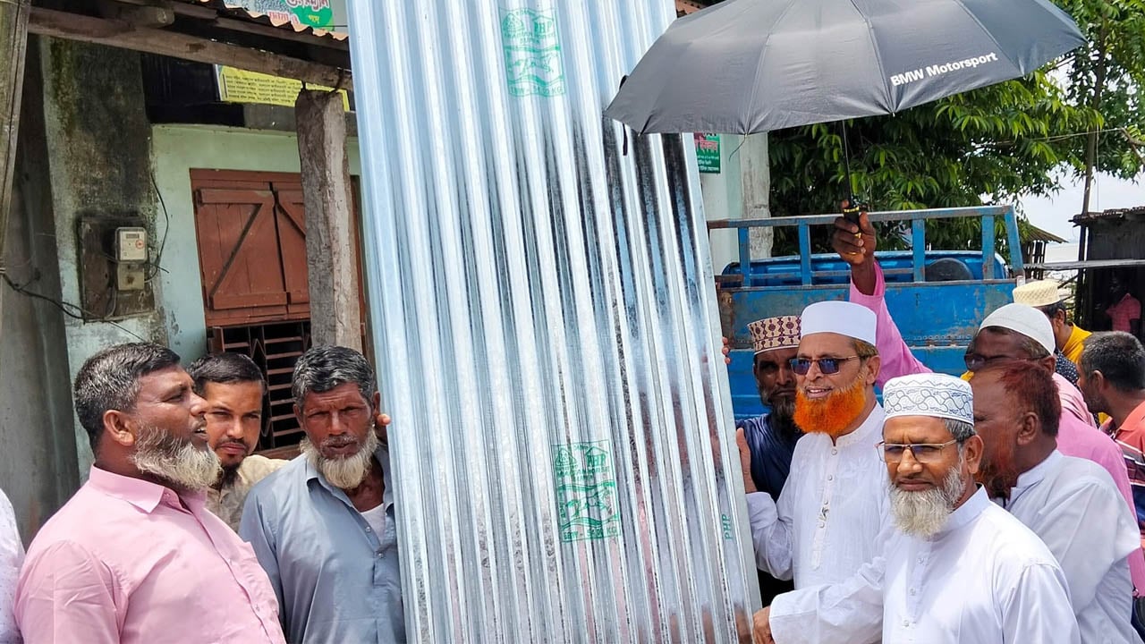 কামারজানিতে দুস্থ পরিবারের মাঝে ঢেউটিন বিতরণ করলেন জামায়াত এমপি