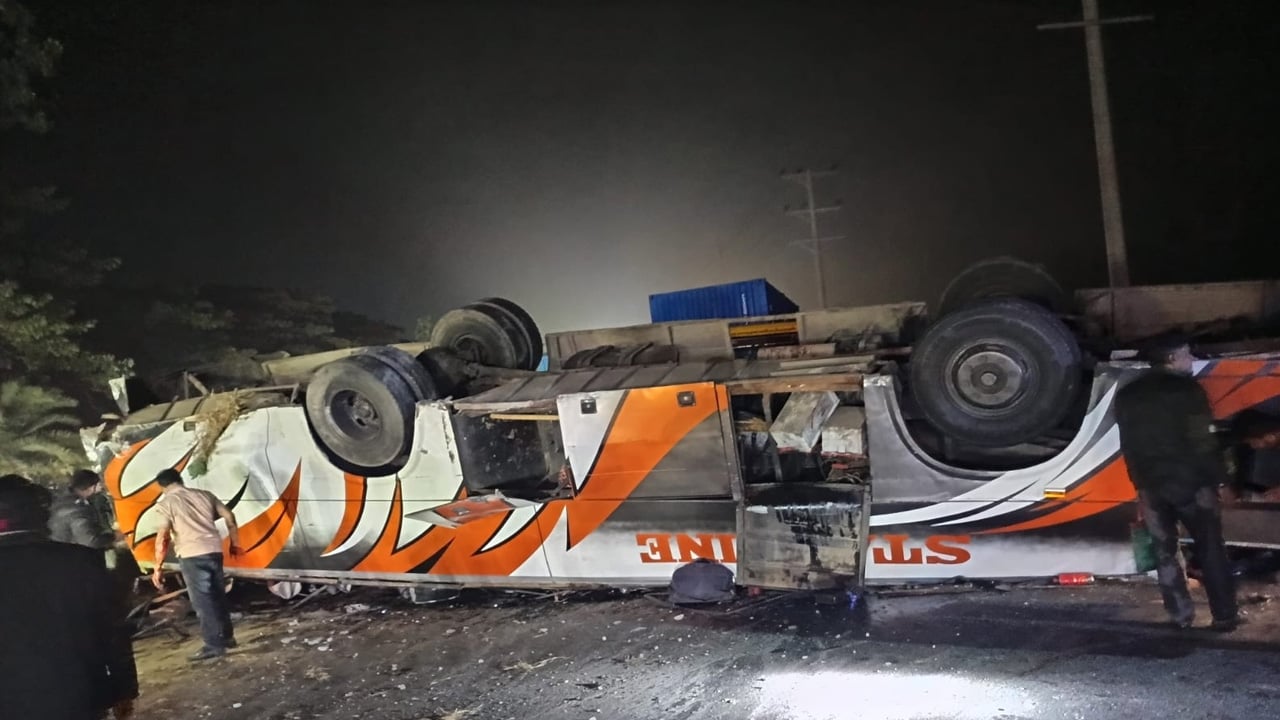 ঢাকা–চট্টগ্রাম মহাসড়কে বাস উল্টে নিহত ২, আহত ১২
