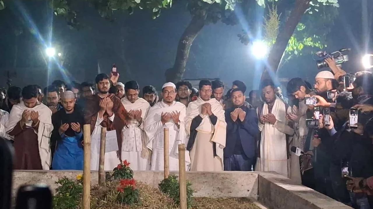 শহীদ হাদি ও কবি নজরুলের কবর জিয়ারত করলেন জকসুর নবনির্বাচিতরা