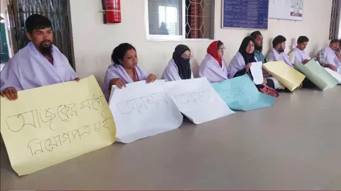 ময়মনসিংহে কাফনের কাপড় বিছিয়ে ২২ প্রার্থীর অনশন