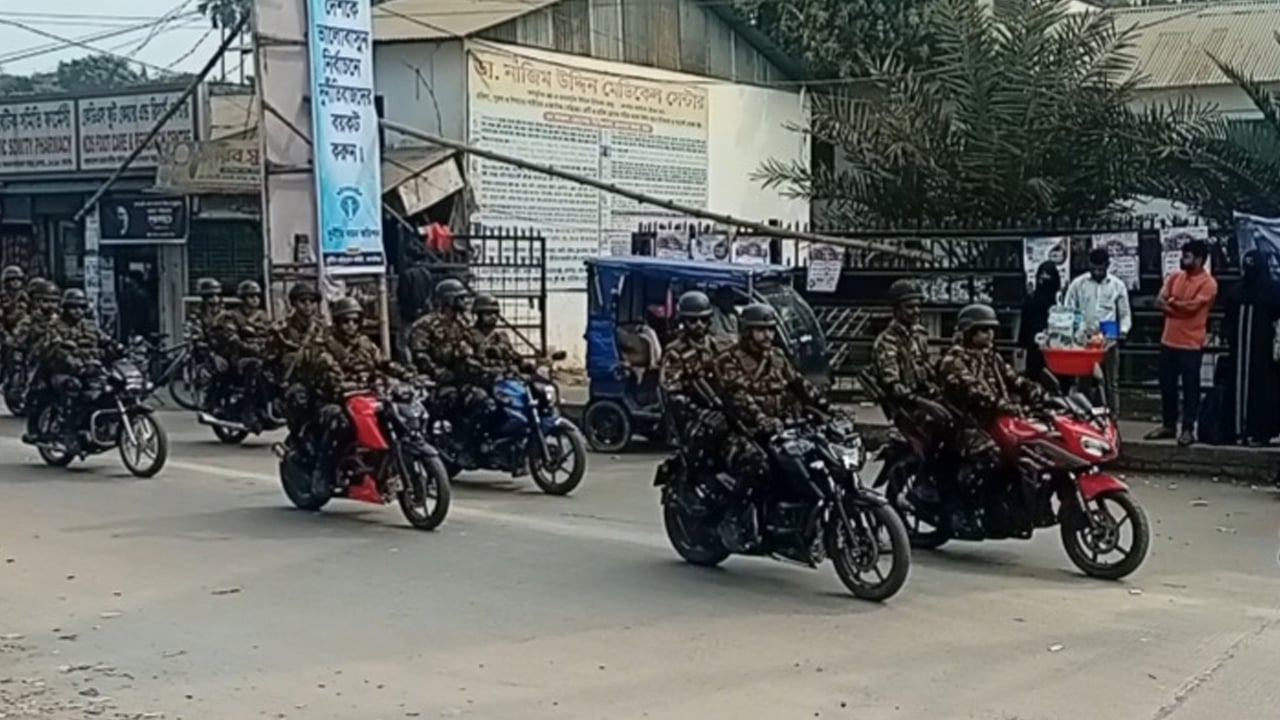 কাপাসিয়ায় নির্বাচনি নিরাপত্তায় সেনা-পুলিশ-বিজিবির যৌথ মহড়া