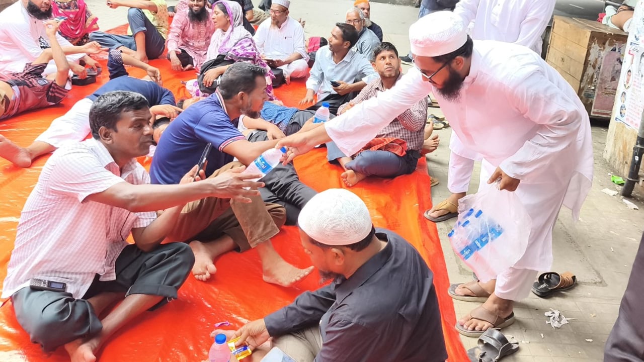 এমপিও দাবিতে অবস্থানরত শিক্ষকদের মাঝে ছাত্র জমিয়তের পানি-স্যালাইন বিতরণ