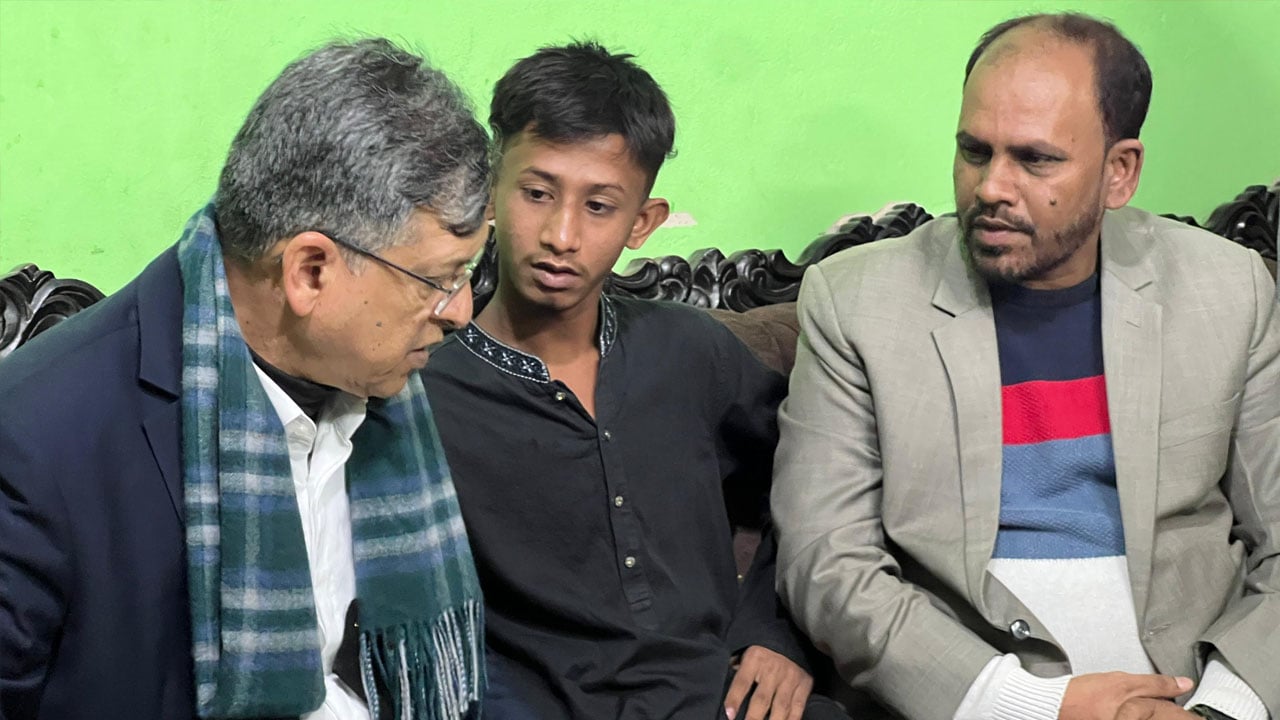 স্ত্রী ও সন্তান হারানো সাংবাদিক আনছার হোসেনের বাড়িতে সালাহউদ্দিন আহমদ