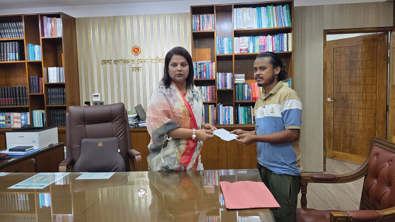 জুলাই আন্দোলনে আহত যোদ্ধার পাশে ডিসি ফরিদা খানম