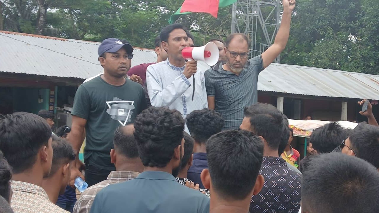 ৩১ দফা বাস্তবায়নে রেজানুল হক সবুজের লিফলট বিতরণ