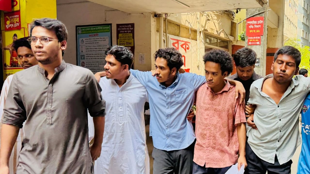 সাংবাদিকদের ওপর হামলার জেরে ছাত্রদলের দুই নেতার পদ স্থগিত