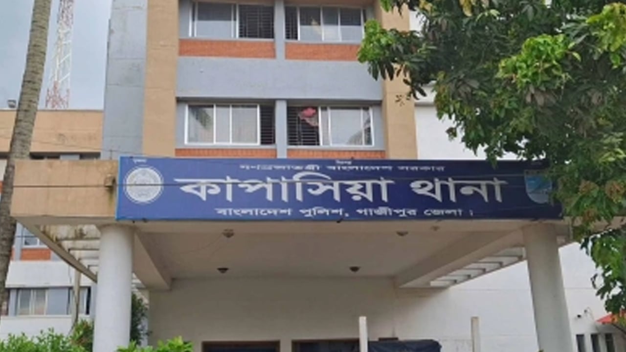 যুবলীগ নেতার বাড়ি থেকে ঘোড়া ও জবাই করা ঘোড়ার মাংস জব্দ