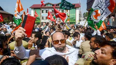 কাশ্মীরেও বিক্ষোভ শুরু
