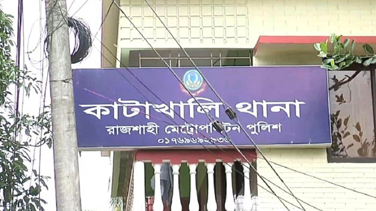 নিজ পিস্তলের গুলিতে এসআই আহত