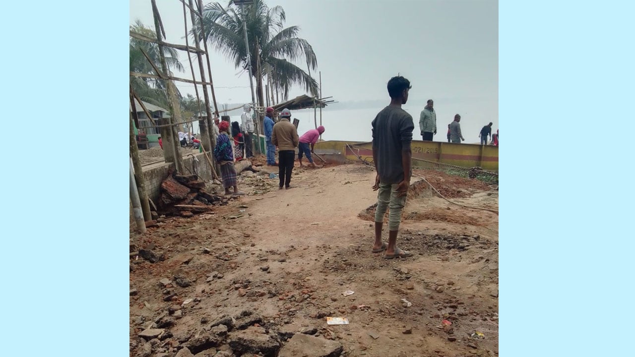 পিরোজপুরে নদী ভাঙ্গনে আমরাজুড়ি ফেরি চলাচল বন্ধ