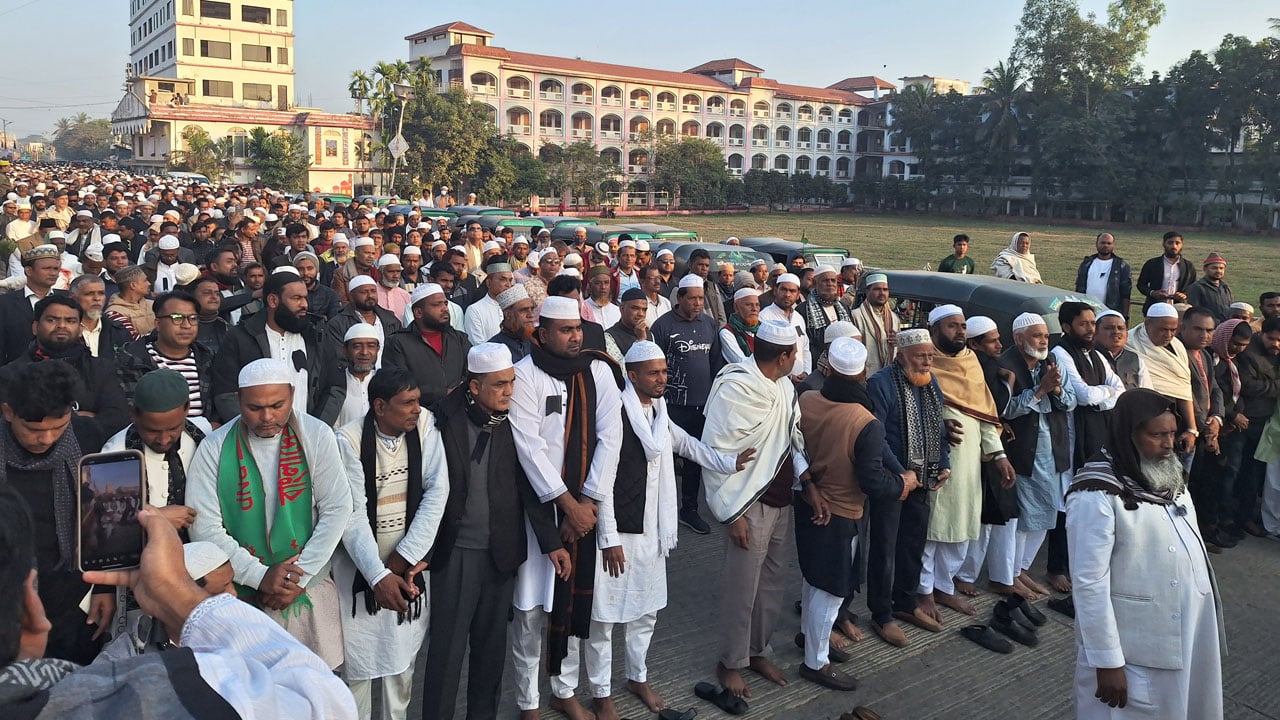 রাউজানে খালেদা জিয়ার গায়েবানা জানাজায় মানুষের ঢল