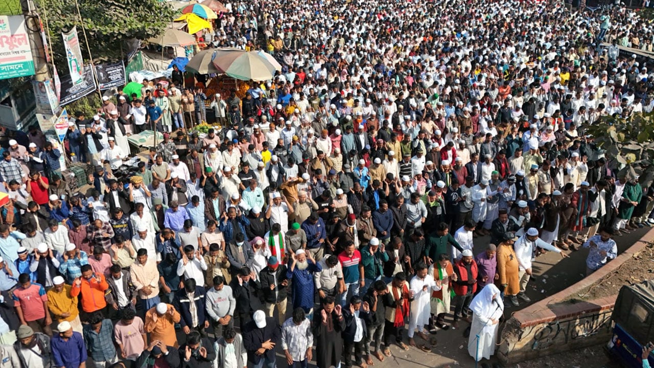 সাতকানিয়ায় খালেদা জিয়ার গায়েবানা জানাজায় মানুষের ঢল