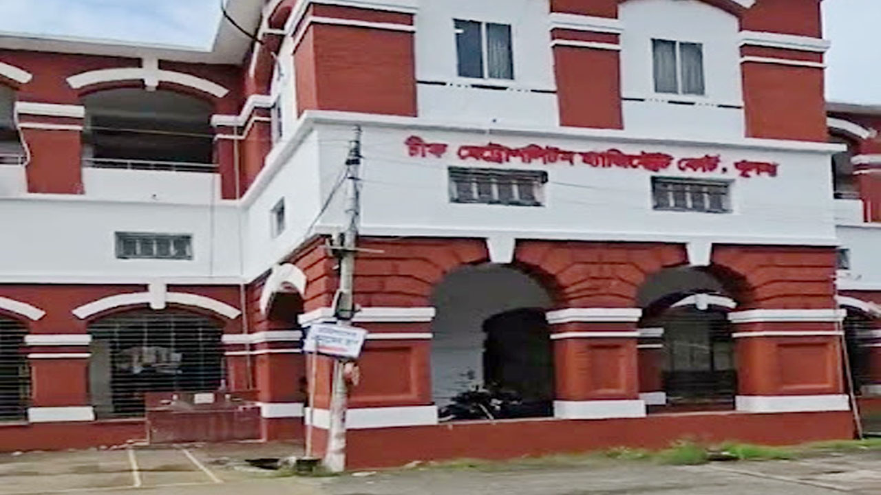 খুলনায় আদালত চত্বর থেকে চাপাতিসহ যুবক আটক