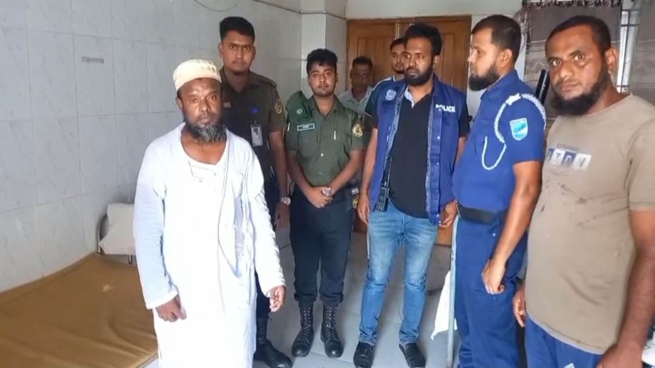 মাদারীপুরে হাসপাতালের ভেতর যুবককে কুপিয়ে জখম, অভিযুক্ত আটক
