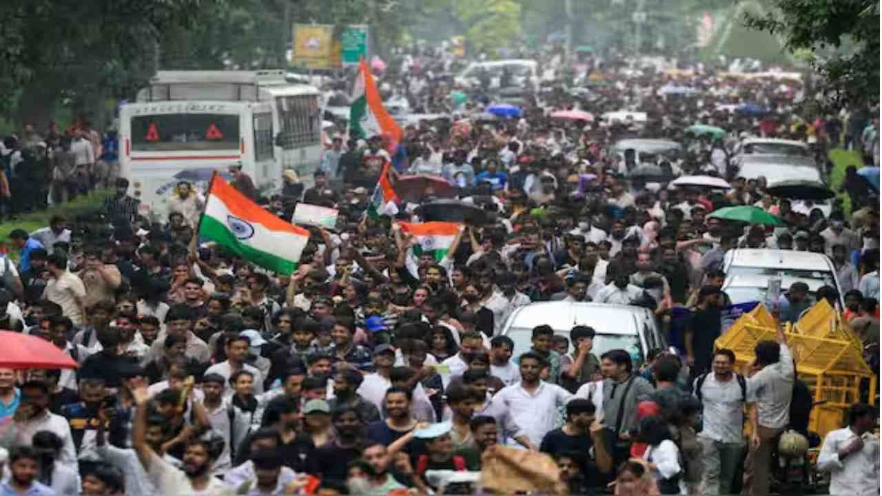 কলকাতায় ‘তেলাপোকাদে’র সমর্থনে শিক্ষার্থীদের বিক্ষোভ