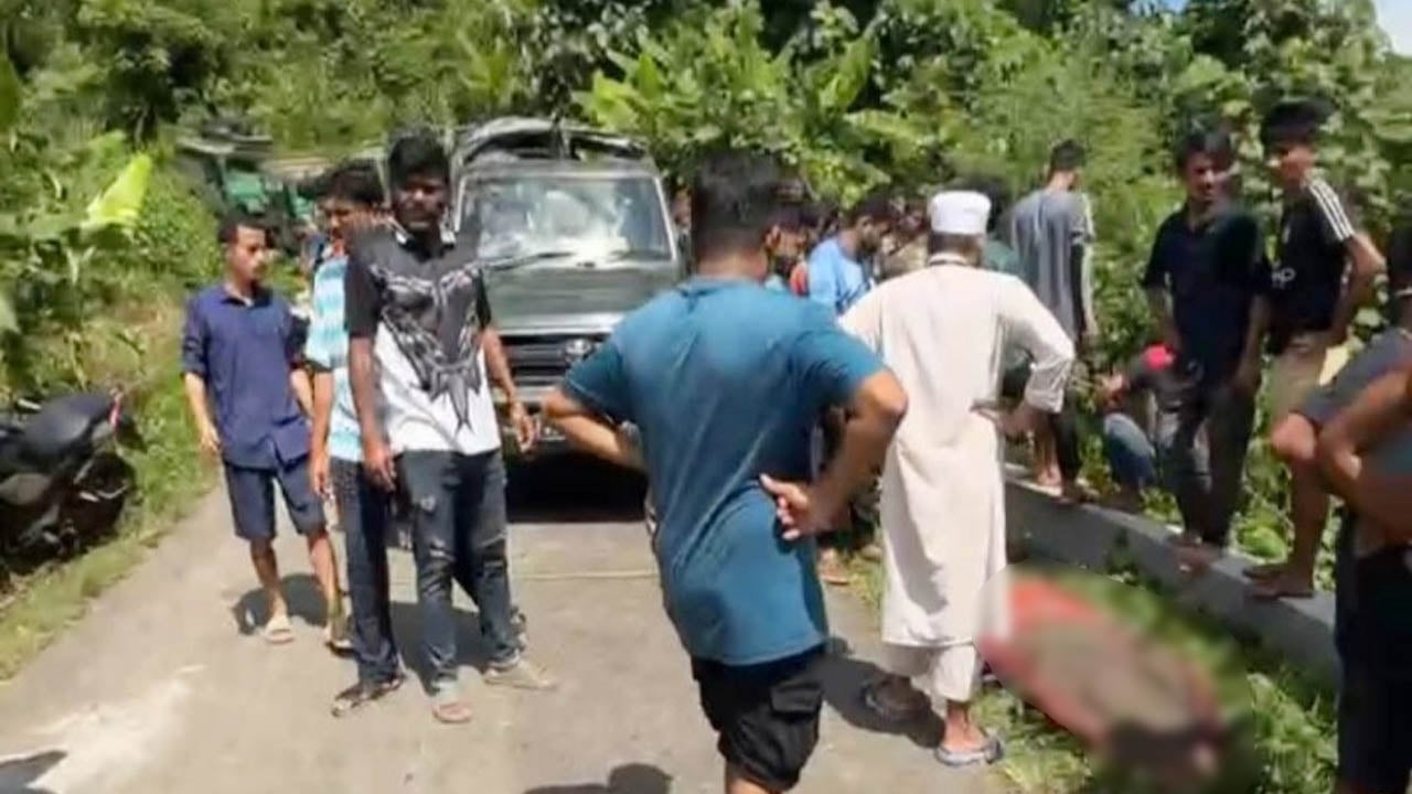 পর্যটকবাহী জিপ খাদে পড়ে খুবি শিক্ষার্থী নিহত, আহত ১২