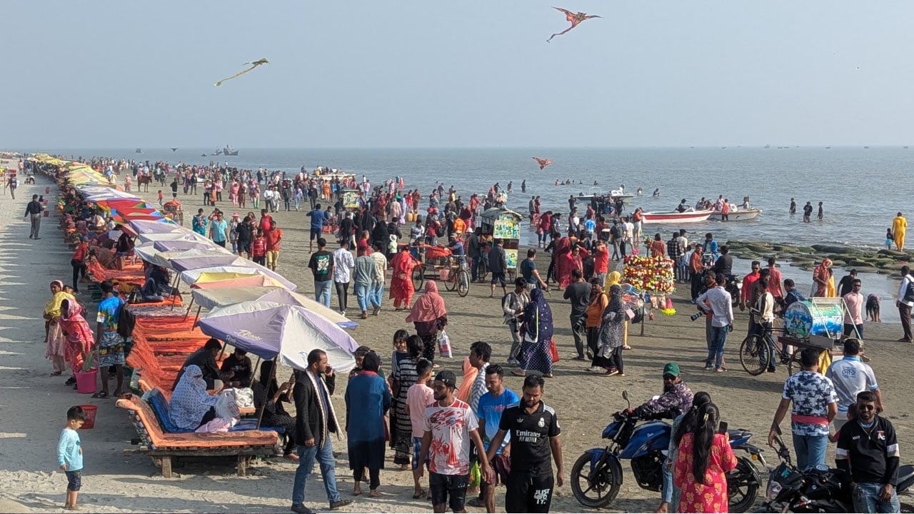 পর্যটকে মুখরিত কুয়াকাটা সমুদ্র সৈকত