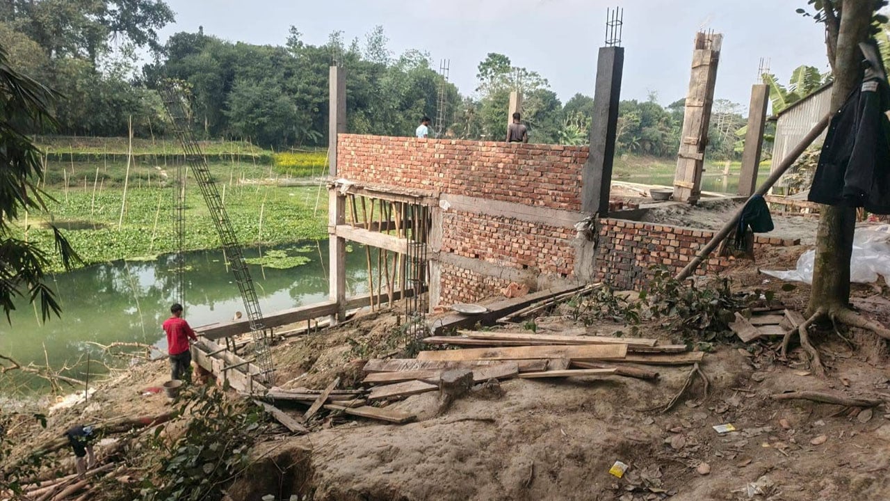 কুমার নদী দখল করে নির্মাণ হচ্ছে পাকা স্থাপনা