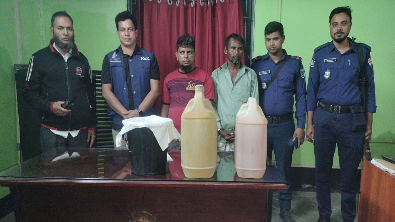 পীরগাছায় চোলাই মদসহ দুই মাদক কারবারি আটক