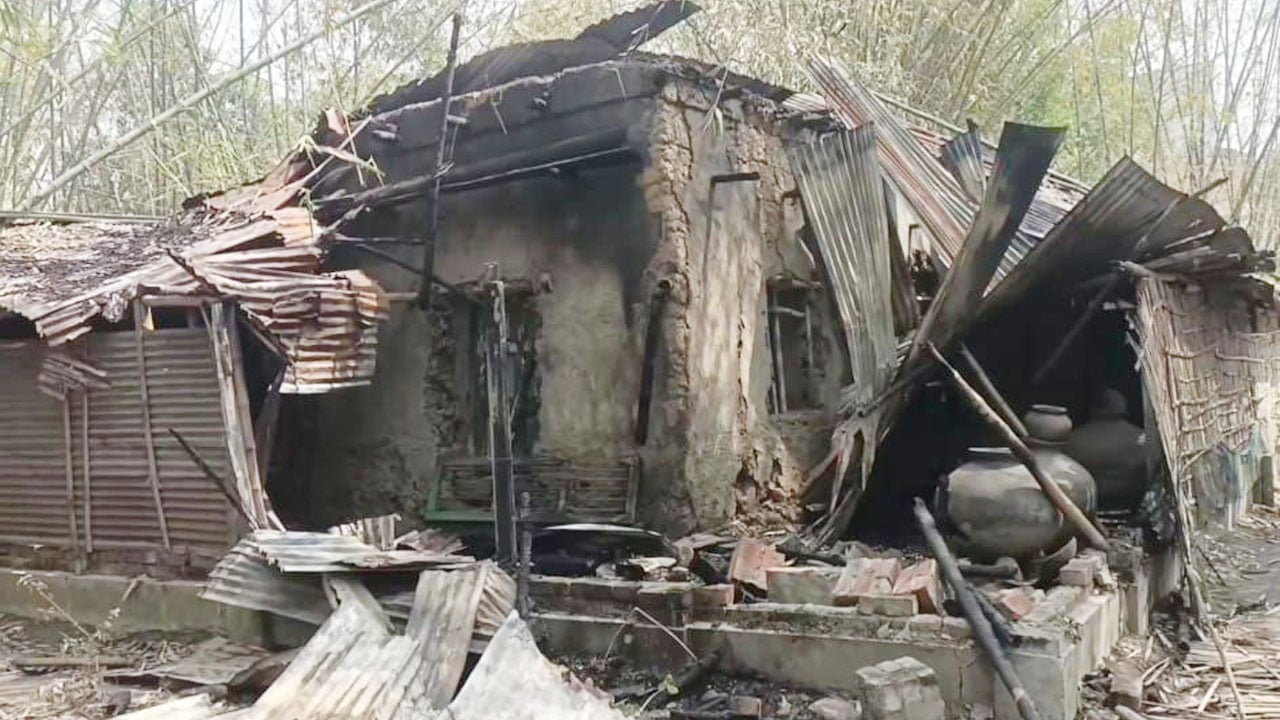 বগুড়ায় আত্মগোপনে থাকা স্বেচ্ছাসেবক লীগ নেতার বাড়িতে আগুন