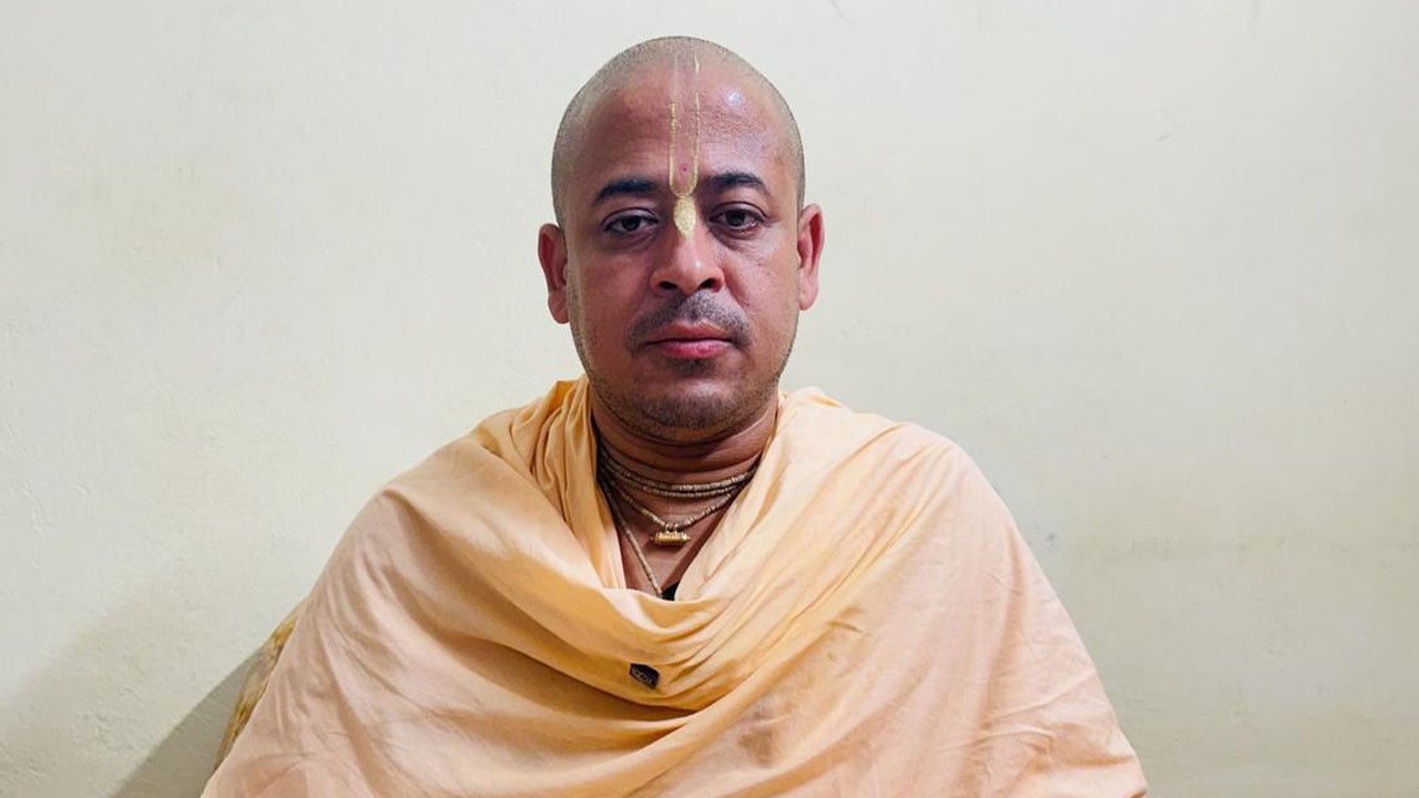 ইসকনের চিন্ময় দাসের বিরুদ্ধে দুই মামলায় শুনানি, গ্রেপ্তার দেখানোর আবেদন