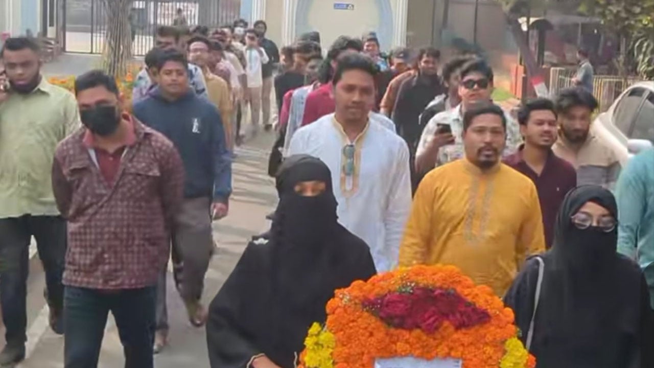 শহীদ মিনারে নিষিদ্ধ ছাত্রলীগের শ্রদ্ধা, আটক করতে পারেনি পুলিশ