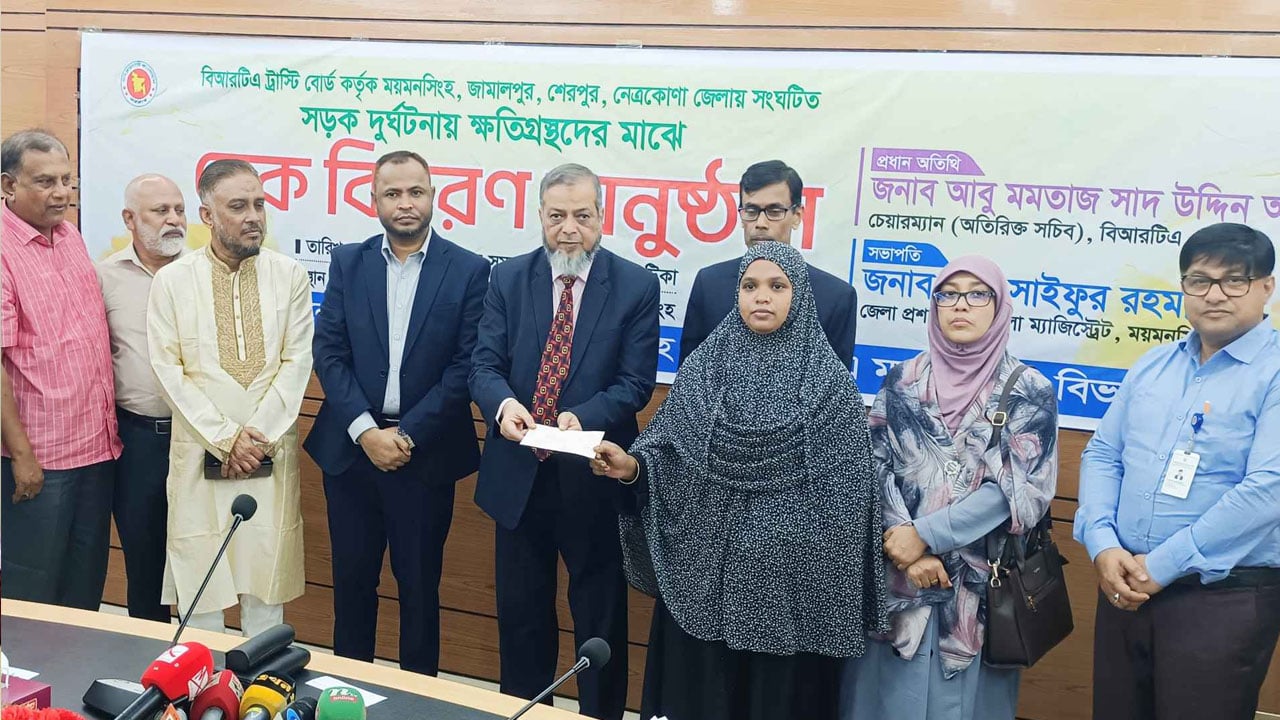 ক্ষতিগ্রস্ত ১৩৩ পরিবারকে পাঁচ কোটি টাকা সহায়তা বিআরটিএর