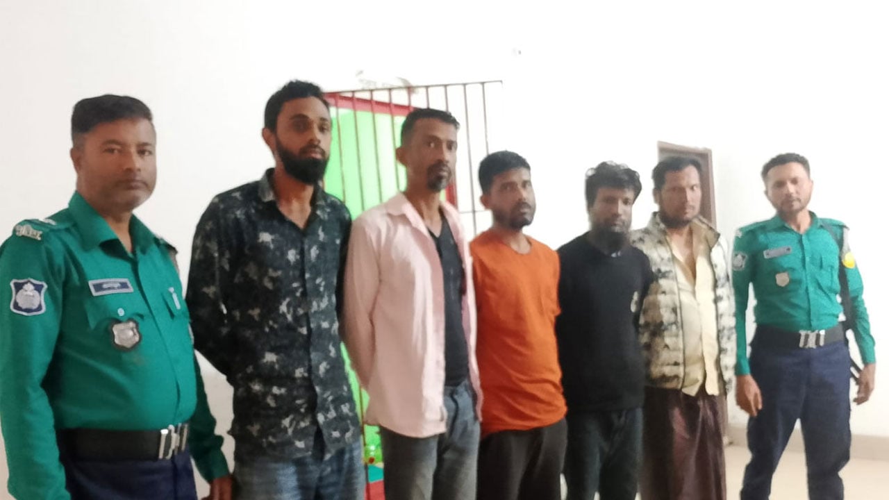 সাঁড়াশি অভিযানে ছিনতাইকারীসহ গ্রেপ্তার ১৪০, ব্যবস্থা নিতে দুই মন্ত্রীর নির্দেশ