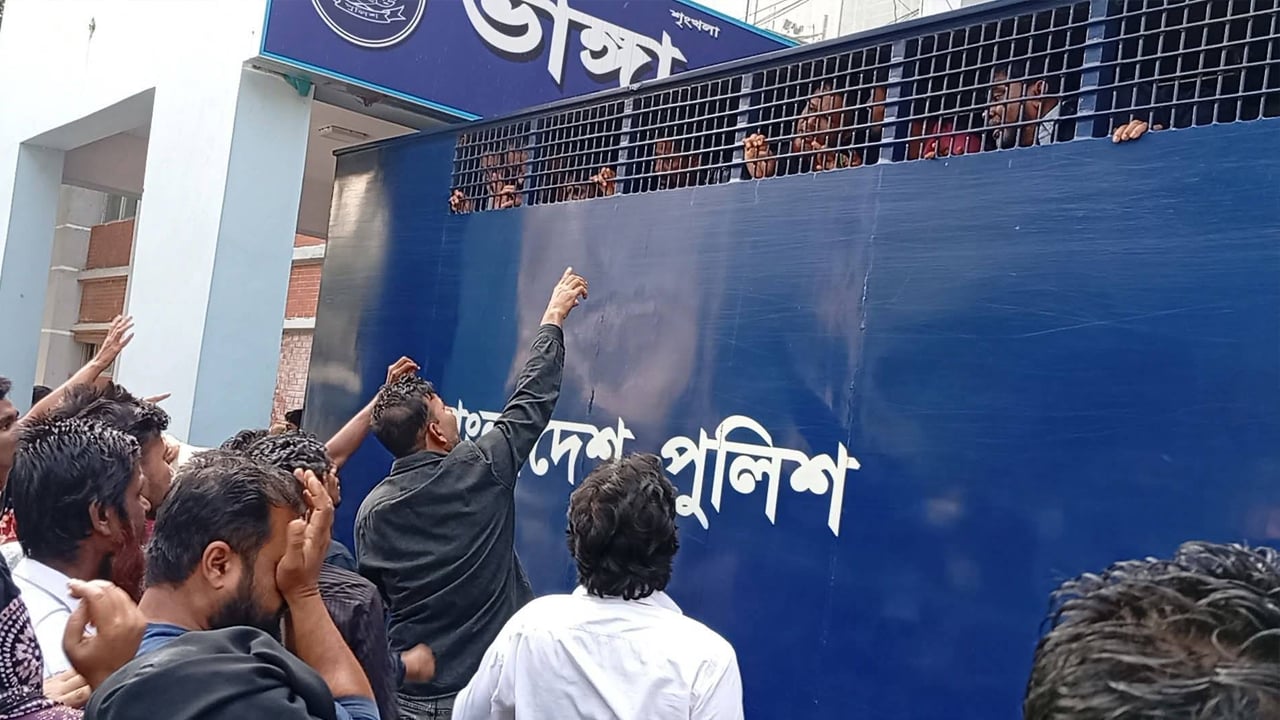 লকডাউন ঘিরে নাশকতা, আ.লীগের ১১ শতাধিক নেতাকর্মীর নামে চার মামলা