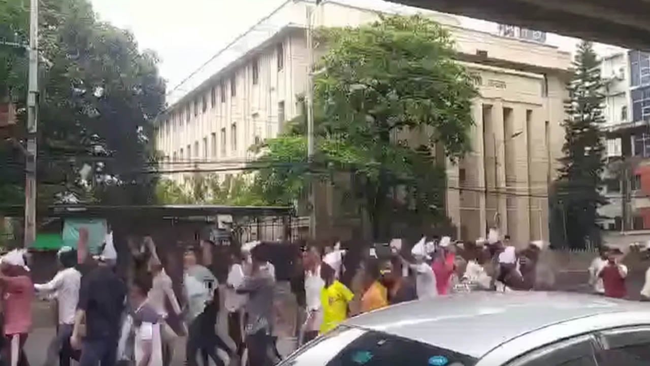 কাফনের কাপড় পরে নিষিদ্ধ যুবলীগের ৫৮ সেকেন্ডের মিছিল