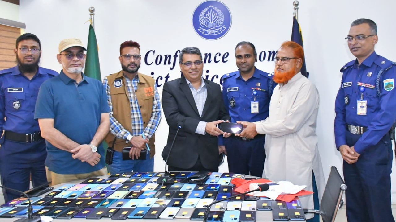 হারানো ১২৬টি মোবাইল ফোন উদ্ধার করে ফেরত দিলো পুলিশ
