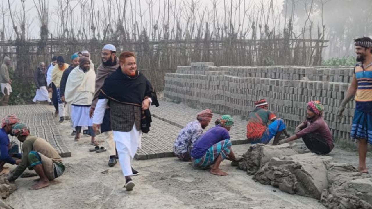 ইটভাটা শ্রমিকদের সঙ্গে নির্বাচনি গণসংযোগে চুয়াডাঙ্গার জামায়াত প্রার্থী