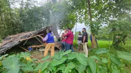 ঈদগাঁওয়ে চেয়ারম্যানের নেতৃত্বে ধ্বংস করা হলো মাদকের আখড়ার ঝুপড়ি
