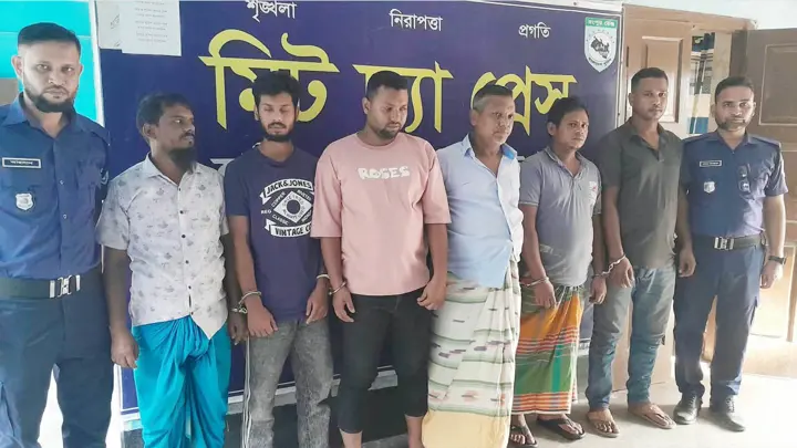মাদকবিরোধী অভিযানে ছাত্রদল আহ্বায়ক ও তার বাবাসহ আটক ৪