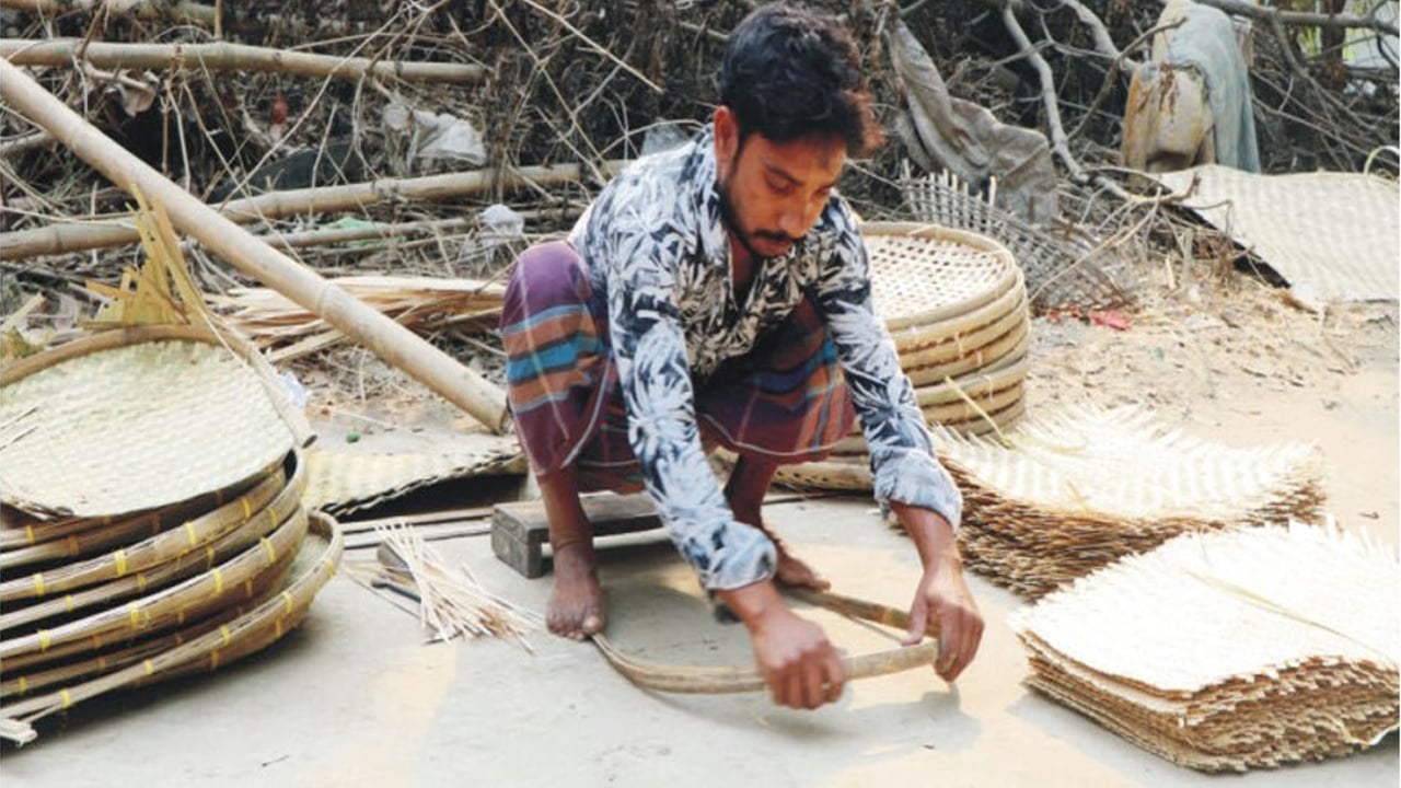 বাঁশের হস্তশিল্প বদলে দিয়েছে জীবন