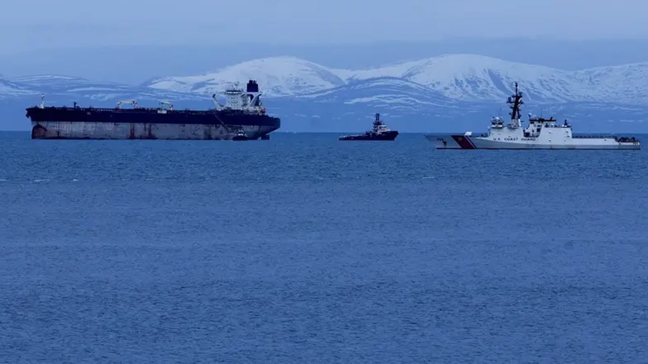 আটককৃত ট্যাঙ্কারের দুই রাশিয়ান নাবিককে মুক্তি দিল যুক্তরাষ্ট্র