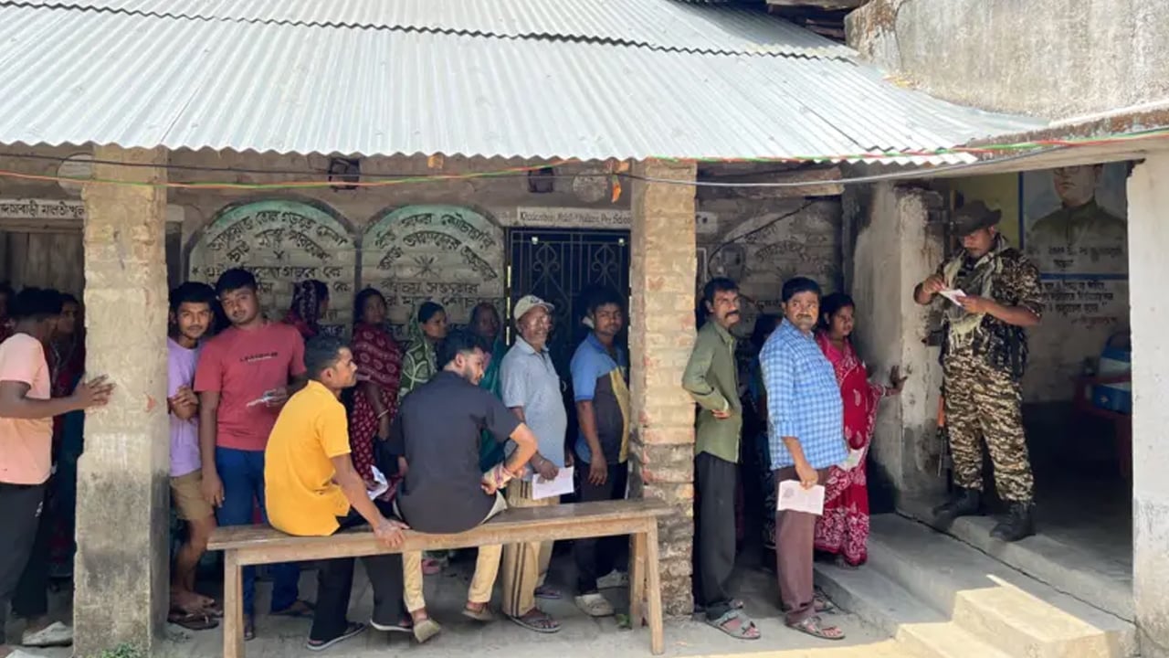 পশ্চিমবঙ্গে ছয় ঘণ্টায় ভোট পড়েছে ৬২ শতাংশেরও বেশি