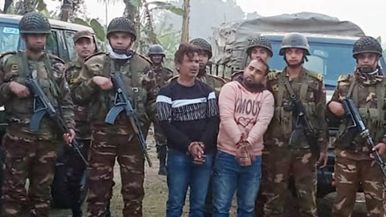 সেনাবাহিনীর বিশেষ অভিযান অস্ত্রসহ গ্রেপ্তার ২