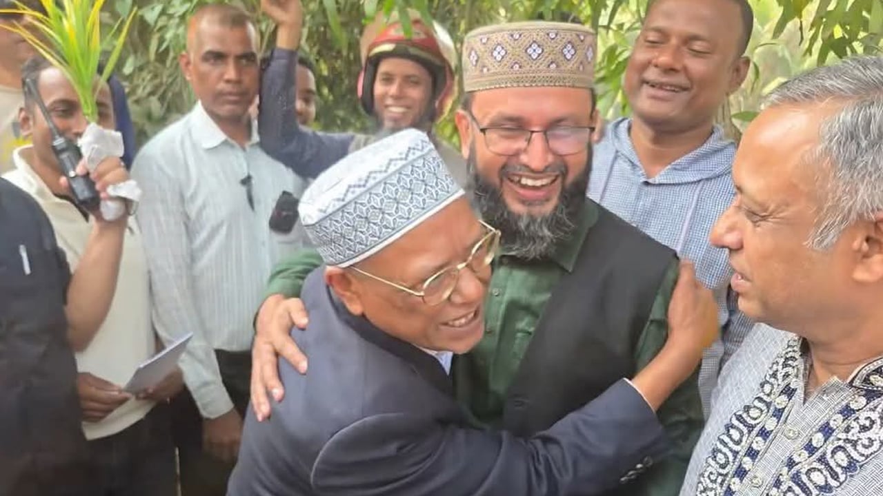 নির্বাচনি প্রচারে গিয়ে বিএনপি-জামায়াত প্রার্থীর কোলাকুলি