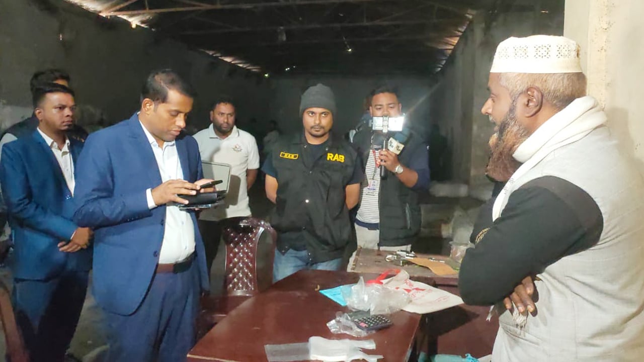 র‍্যাবের অভিযানে ২৬ টন পলিথিন জব্দ, তিনজনের কারাদণ্ড