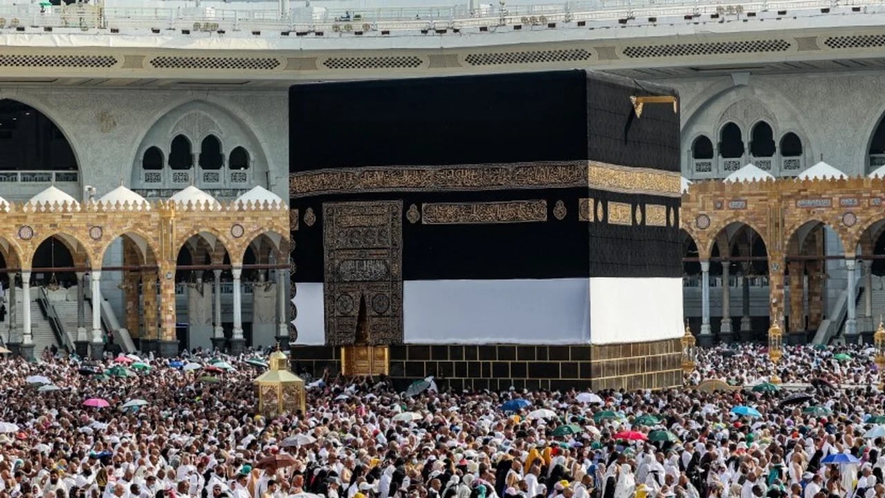 কাবার পবিত্র কাপড় পাঠানো হয়েছিল যৌন অপরাধী এপস্টেইনকে