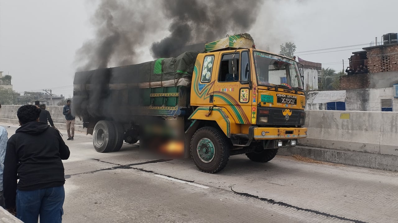 ‘ড্যান্সিং স্টাইলে’ মোটরসাইকেল চালাতে গিয়ে কলেজ শিক্ষার্থী নিহত