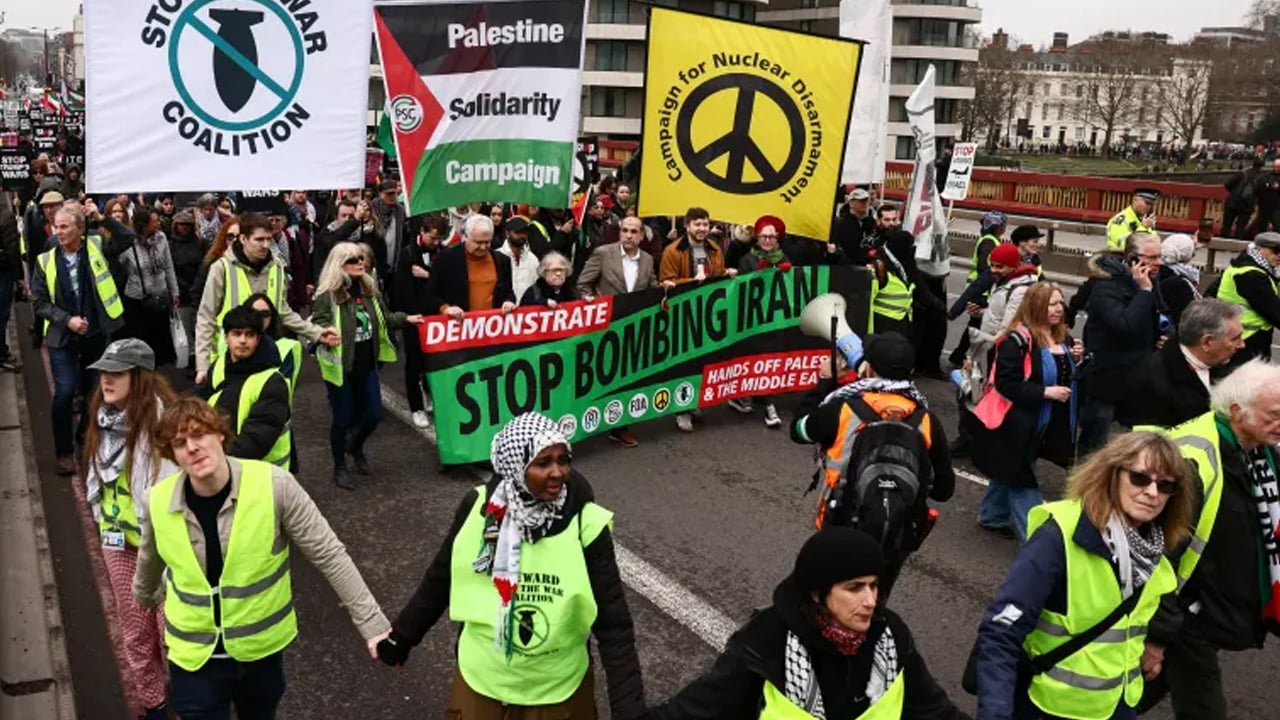 ইরানের ওপর হামলা বন্ধের দাবিতে লন্ডনে বিক্ষোভ মিছিল