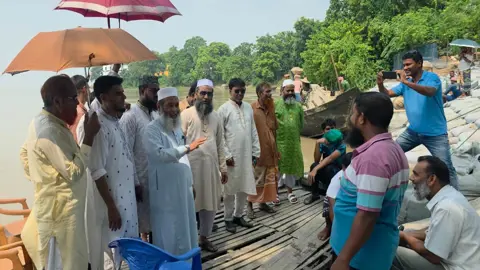 পদ্মার ভাঙনকবলিত এলাকা পরিদর্শন করলেন অধ্যাপক মুজিবুর রহমান

