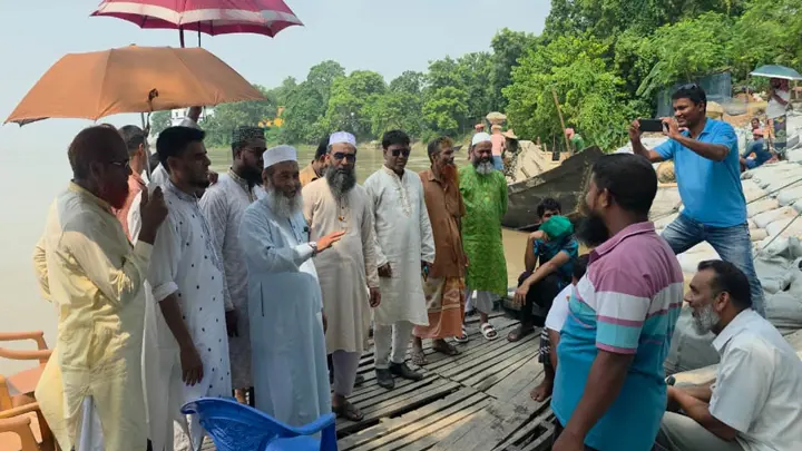 পদ্মার ভাঙনকবলিত এলাকা পরিদর্শন করলেন অধ্যাপক মুজিবুর রহমান
