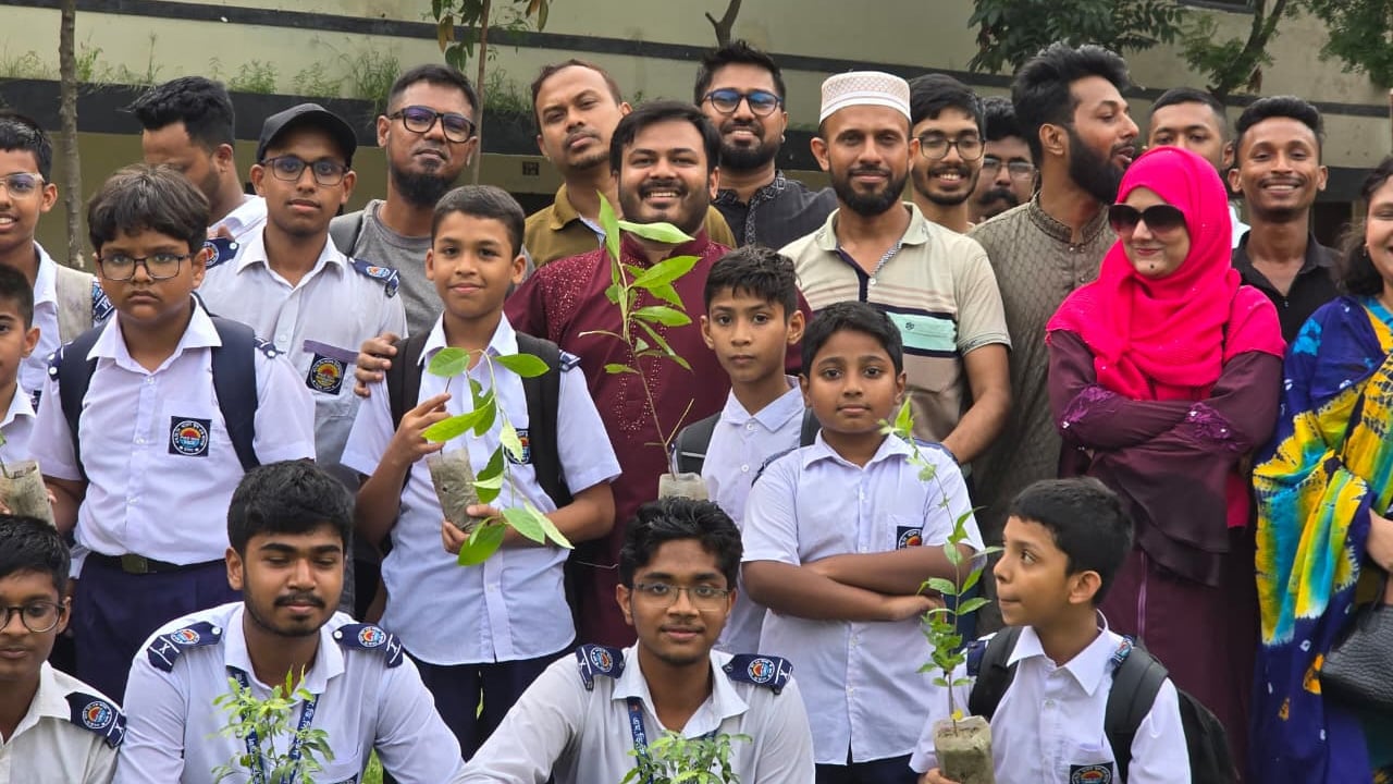 পরিবেশ দিবস উপলক্ষে স্কুল শিক্ষার্থীদের গাছ বিতরণ এনসিপির আরিফুলের