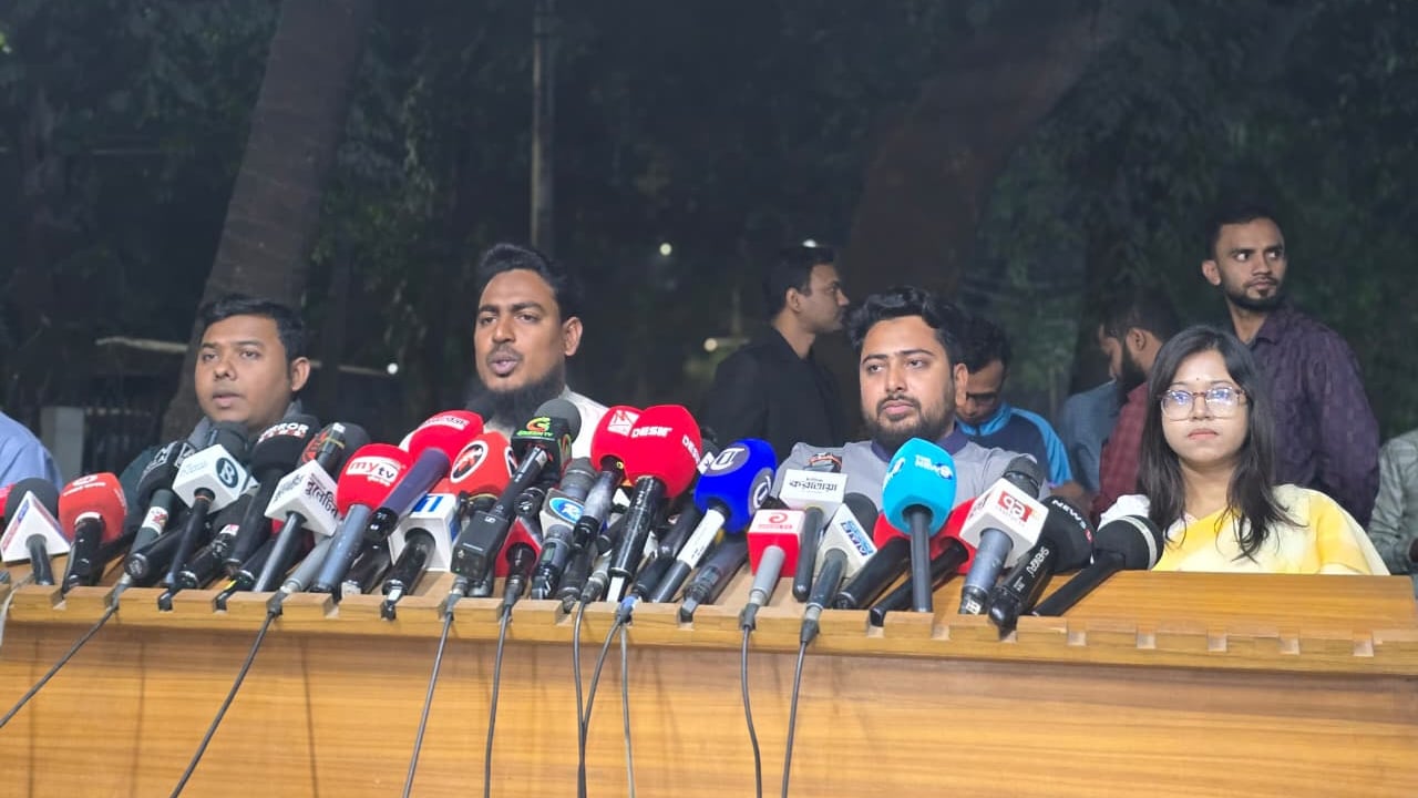 শর্তসাপেক্ষে সই, গণভোট বাস্তবায়নের কথা স্মরণ করালেন আখতার