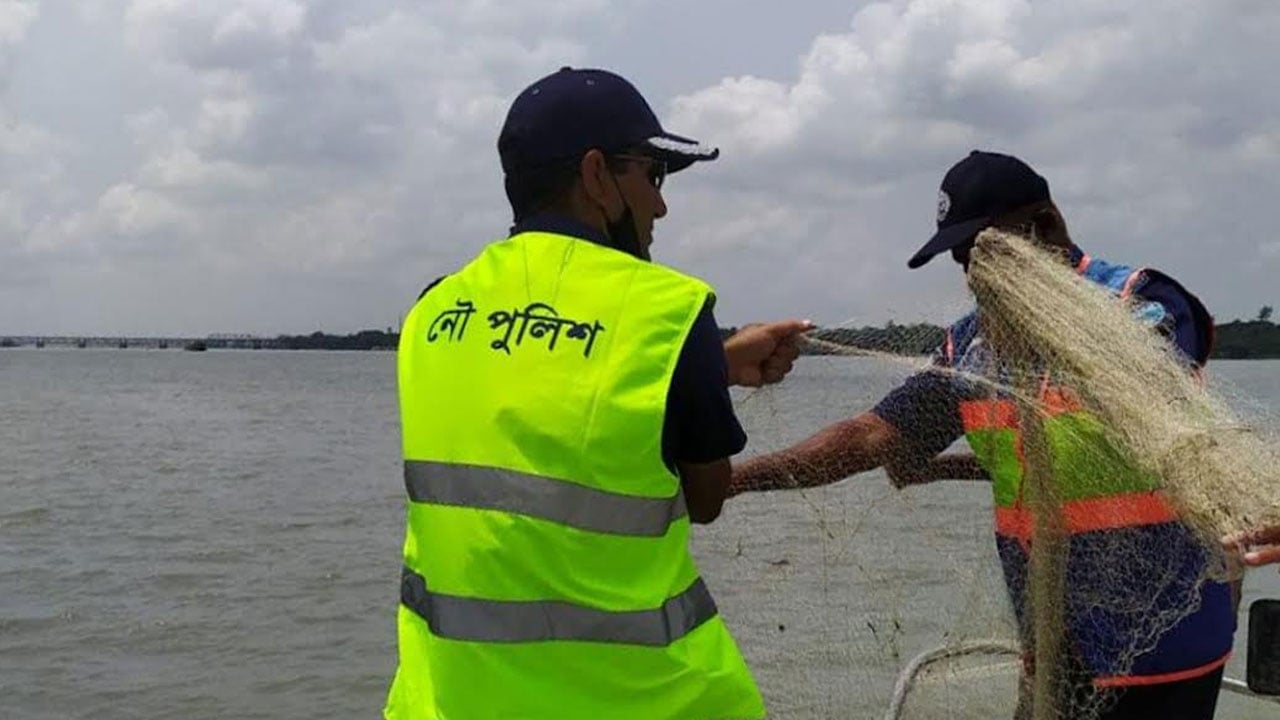 নৌ পুলিশের অভিযানে অবৈধ জাল-মাছ জব্দ, আটক ১২৫