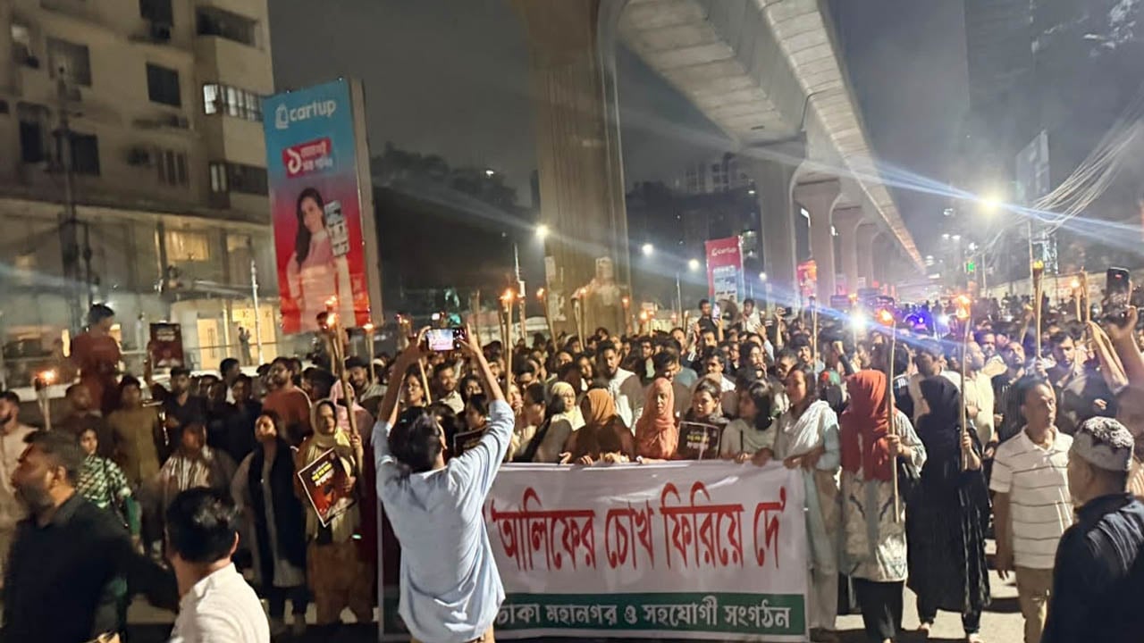 হবিগঞ্জ ও সিলেটে হামলার প্রতিবাদে রাজধানীতে এনসিপির মশাল মিছিল

